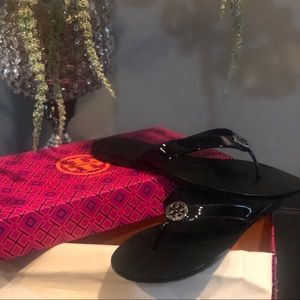 🌺New Tory Burch Thora Patent Flip Flops 🌺